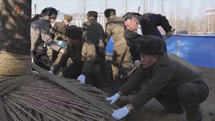 [서울=뉴시스] 북한 조선중앙TV는 김정은 국무위원장이 지난 5일 당 및 정부 지도간부들과 함께 해외군사작전 전투위훈기념관 건설장을 찾았다고 6일 보도했다. 이 자리에는 부인 리설주와 딸 주애가 동행했다. (사진=조선중앙TV 캡처) 2026.01.06. photo@newsis.com *재판매 및 DB 금지