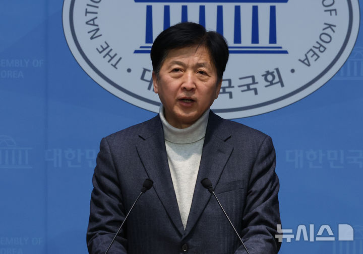 [서울=뉴시스] 김금보 기자 = 오기형 더불어민주당 의원이 6일 오후 서울 여의도 국회 소통관에서 개인정보 유출 사태를 계기로 하는 '집단소송법안' 대표발의 기자회견을 하고 있다. 2026.01.06. kgb@newsis.com