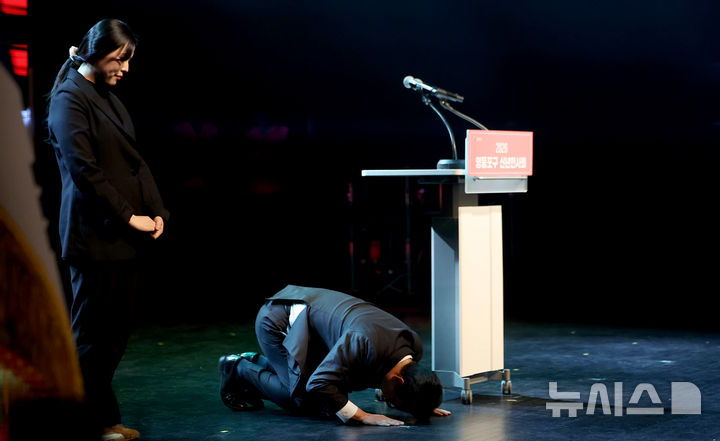 [서울=뉴시스] 김선웅 기자 = 김민석 국무총리 겸 영등포 을 국회의원이 6일 서울 영등포아트홀에서 열린 2026 영등포구 신년인사회에서 인사말을 하며 큰절을 하고 있다. 2026.01.06. mangusta@newsis.com