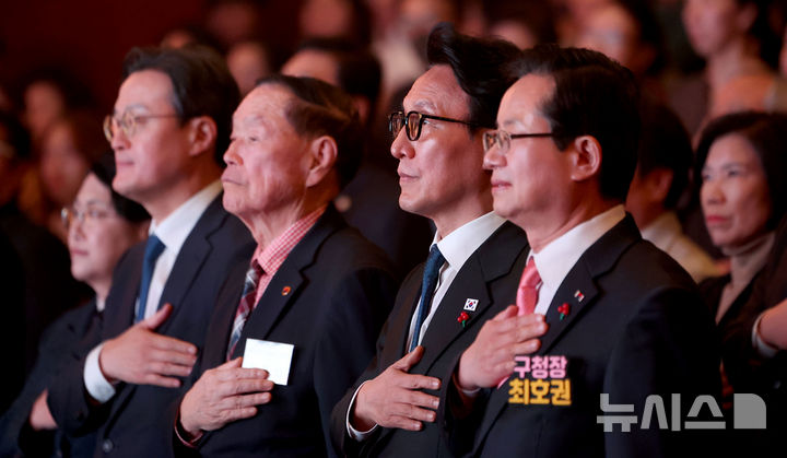 [서울=뉴시스] 김선웅 기자 = 김민석 국무총리 겸 영등포 을 국회의원이 6일 서울 영등포아트홀에서 열린 2026 영등포구 신년인사회에서 국민의례를 하고 있다. 2026.01.06. mangusta@newsis.com