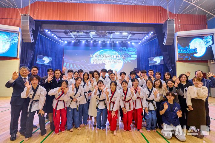 [베이징=뉴시스] 최동준 기자 = 김혜경 여사가 6일(현지 시간) 베이징에 위치한 북경한국국제학교를 방문해 태권도 시범단 공연 관람을 마친 뒤 시범단과 기념촬영을 하고 있다. (공동취재) 2026.01.06. photocdj@newsis.com