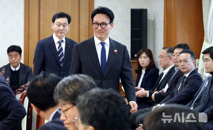 [서울=뉴시스] 추상철 기자 = 김민석 국무총리가 6일 오후 서울 종로구 정부서울청사에서 열린 국무총리실 업무보고에 참석하고 있다. 2026.01.06. scchoo@newsis.com