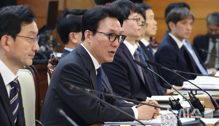 [서울=뉴시스] 추상철 기자 = 김민석 국무총리가 6일 오후 서울 종로구 정부서울청사에서 열린 국무총리실 업무보고에서 발언하고 있다. 2026.01.06. scchoo@newsis.com