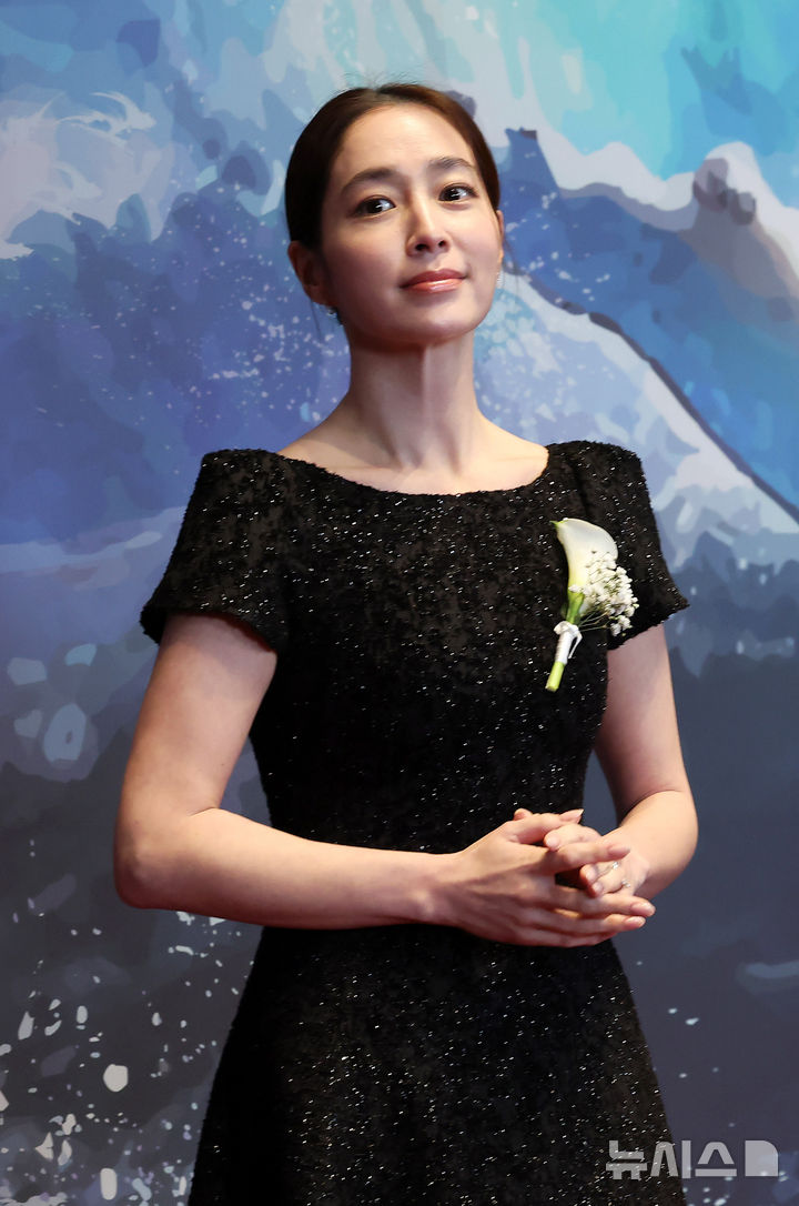 [서울=뉴시스] 김혜진 기자 = 배우 이민정이 6일 서울 중구 신라호텔에서 열린 2026 대한민국 퍼스트브랜드 대상에서 포즈를 취하고 있다. 2026.01.06. jini@newsis.com