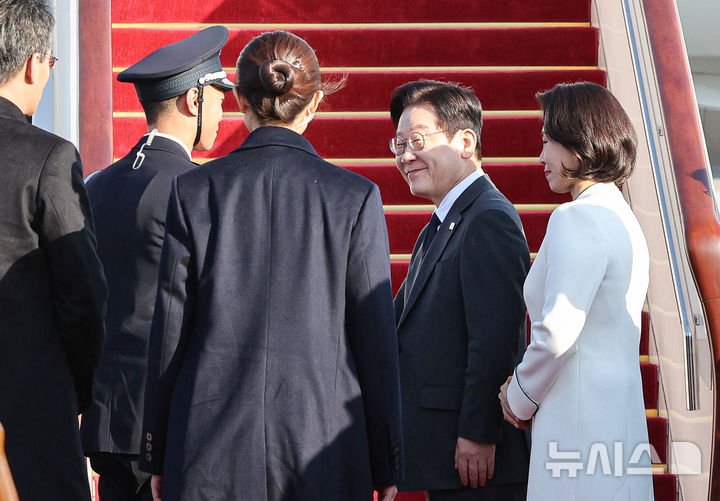 [베이징=뉴시스] 최동준 기자 = 국빈 방문 베이징 일정을 마친 이재명 대통령과 김혜경 여사가 6일(현지 시간) 중국 서우두 국제공항에서 상하이로 향하며 환송 인사들과 인사하고 있다. 2026.01.06. photocdj@newsis.com