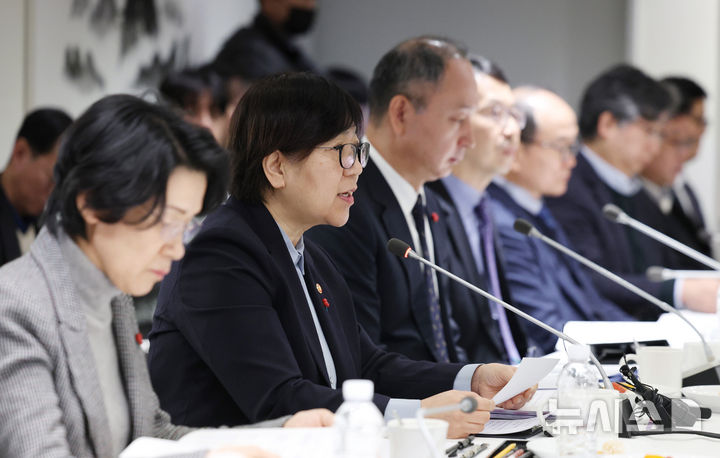 [서울=뉴시스] 김진아 기자 = 정은경 보건복지부 장관이 6일 서울 중구 컨퍼런스하우스 달개비에서 열린 제2차 보건의료정책심의위원회에서 발언하고 있다. 2025.01.06. bluesoda@newsis.com
