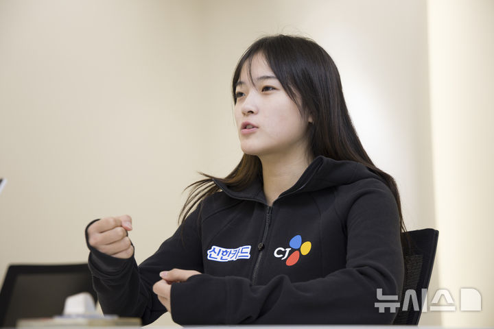 [서울=뉴시스] 김근수 기자 = 2026 밀라노·코르티나담페초 동계 올림픽 기대주이자 한국 스노우보드 간판 최가온이 지난 6일 서울 강남구 올댓스포츠 본사에서 뉴시스와 인터뷰를 하고 있다. 최가온은 지난 중국 허베이성 장자커우시에서 열린 2025-26 FIS 스노보드 월드컵 여자 하프파이프 결선에서 92.75점을 기록하며 우승을 차지해 이번 올림픽에 기대를 걸고 있다. 2026.01.07. ks@newsis.com