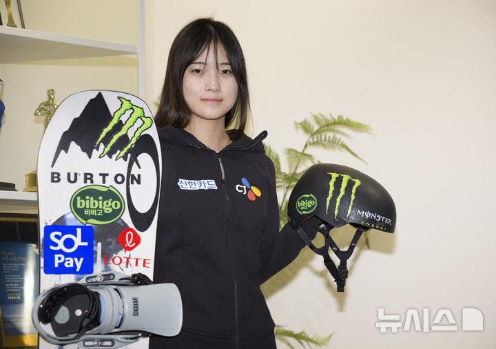[서울=뉴시스] 김근수 기자 = 2026 밀라노·코르티나담페초 동계 올림픽 기대주이자 한국 스노우보드 간판 최가온이 지난 6일 서울 강남구 올댓스포츠 본사에서 뉴시스와 인터뷰를 마치고 기념촬영을 하고 있다.&nbsp; 최가온은 지난 중국 허베이성 장자커우시에서 열린 2025-26 FIS 스노보드 월드컵 여자 하프파이프 결선에서 92.75점을 기록하며 우승을 차지해 이번 올림픽에 기대를 걸고 있다. 2026.01.07. ks@newsis.com