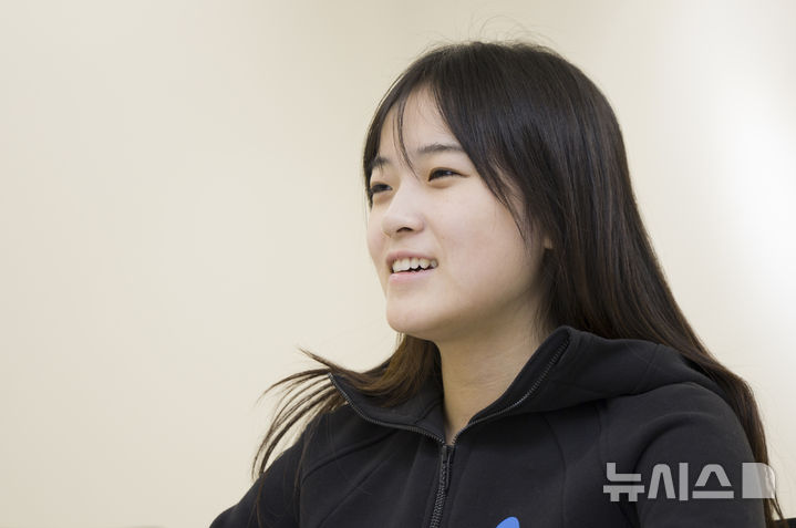 [서울=뉴시스] 김근수 기자 = 2026 밀라노·코르티나담페초 동계 올림픽 기대주이자 한국 스노우보드 간판 최가온이 지난 6일 서울 강남구 올댓스포츠 본사에서 뉴시스와 인터뷰를 하고 있다. 최가온은 지난 중국 허베이성 장자커우시에서 열린 2025-26 FIS 스노보드 월드컵 여자 하프파이프 결선에서 92.75점을 기록하며 우승을 차지해 이번 올림픽에 기대를 걸고 있다. 2026.01.07. ks@newsis.com