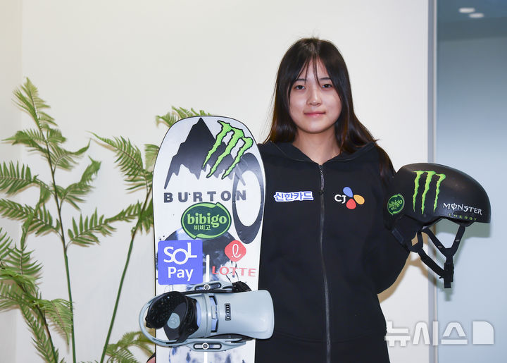 [서울=뉴시스] 김근수 기자 = 2026 밀라노·코르티나담페초 동계 올림픽 기대주이자 한국 스노우보드 간판 최가온이 지난 6일 서울 강남구 올댓스포츠 본사에서 뉴시스와 인터뷰를 마치고 기념촬영을 하고 있다. 최가온은 지난 중국 허베이성 장자커우시에서 열린 2025-26 FIS 스노보드 월드컵 여자 하프파이프 결선에서 92.75점을 기록하며 우승을 차지해 이번 올림픽에 기대를 걸고 있다. 2026.01.07. ks@newsis.com