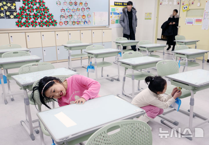 [서울=뉴시스] 조성우 기자 = 2026학년도 서울 지역 공립초등학교 신입생 예비소집이 진행된 6일 서울 강동구 위례초등학교에서 예비 초등학생들이 1학년 교실을 둘러보고 있다. 2026.01.06. xconfind@newsis.com