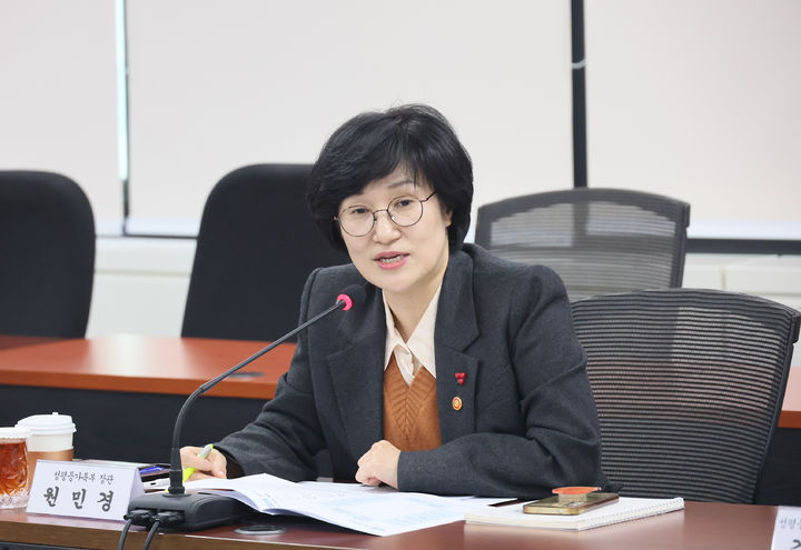 성평등부 장관, '인신매매 피해' 외국인 계절근로자 지원시설 방문