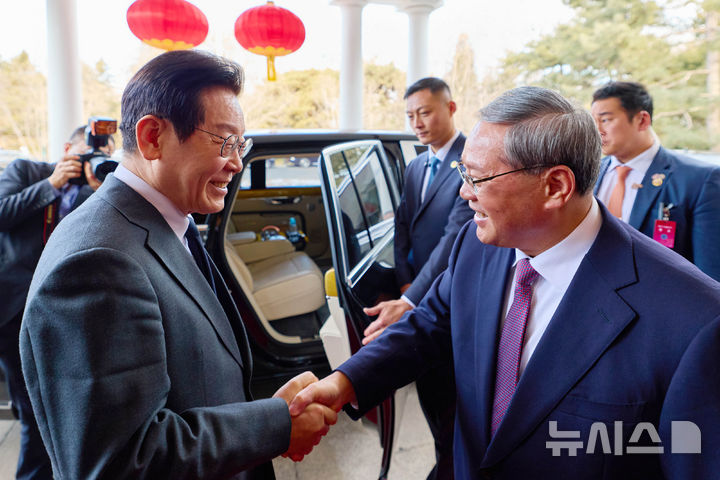 [베이징=뉴시스] 최동준 기자 = 중국을 국빈 방문 중인 이재명 대통령이 6일(현지 시간) 베이징 조어대에서 리창 국무원 총리와 악수하고 있다. (공동취재) 2026.01.06. photocdj@newsis.com