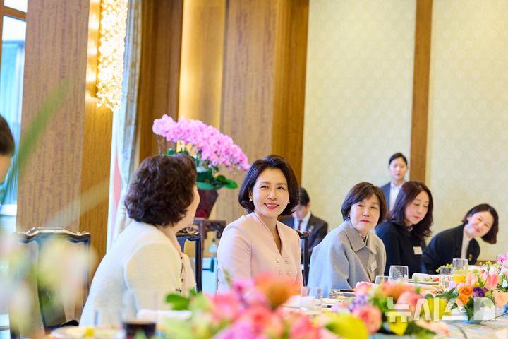 [베이징=뉴시스] 최동준 기자 = 김혜경 여사가 6일(현지 시간) 중국 베이징 조어대에서 재중 한인 여성 활동가 초청 오찬 간담회를 하고 있다. (공동취재) 2026.01.06. photocdj@newsis.com