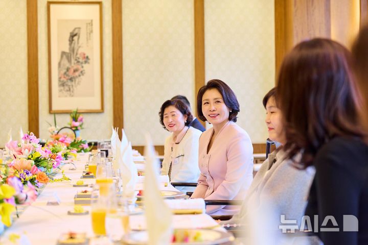 [베이징=뉴시스] 최동준 기자 = 김혜경 여사가 6일(현지 시간) 중국 베이징 조어대에서 재중 한인 여성 활동가 초청 오찬 간담회를 하고 있다. (공동취재) 2026.01.06. photocdj@newsis.com