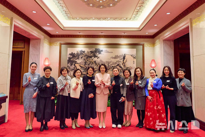 김혜경 여사, 재중 한인 여성 활동가 만나 '지속적으로 응원·격려' [뉴시스Pic]