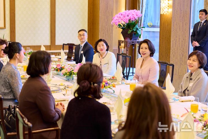 [베이징=뉴시스] 최동준 기자 = 김혜경 여사가 6일(현지 시간) 중국 베이징 조어대에서 재중 한인 여성 활동가 초청 오찬 간담회를 하고 있다. (공동취재) 2026.01.06. photocdj@newsis.com