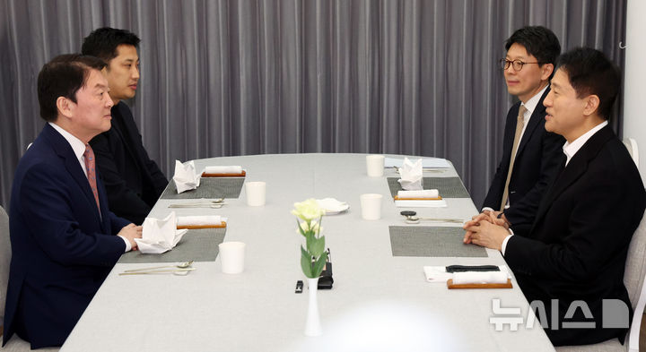 [서울=뉴시스] 김진아 기자 = 오세훈(오른쪽) 서울시장과 안철수 국민의힘 의원이 6일 서울 용산구 서울시장 공관에서 만찬회동을 하고 있다. (공동취재) 2025.01.06. photo@newsis.com