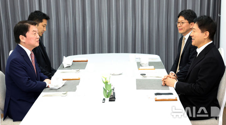 [서울=뉴시스] 김진아 기자 = 오세훈(오른쪽) 서울시장과 안철수 국민의힘 의원이 6일 서울 용산구 서울시장 공관에서 만찬회동을 하고 있다. (공동취재) 2025.01.06. photo@newsis.com