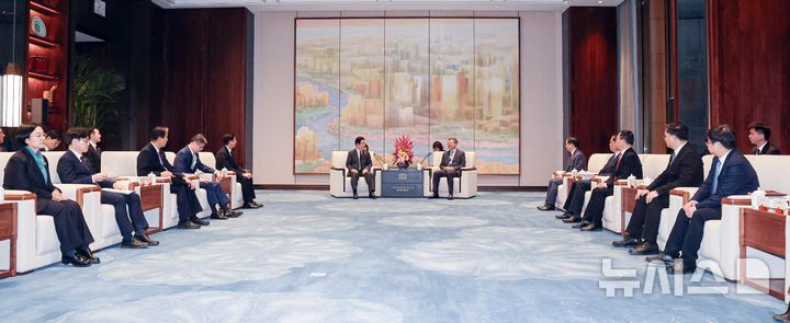 [상하이=뉴시스] 최동준 기자 = 중국을 국빈 방문 중인 이재명 대통령이 6일(현지 시간) 상하이 세계회객청에서 천지닝 상하이시 당 서기와 만찬에 앞서 사전환담을 하고 있다. 2026.01.06. photocdj@newsis.com