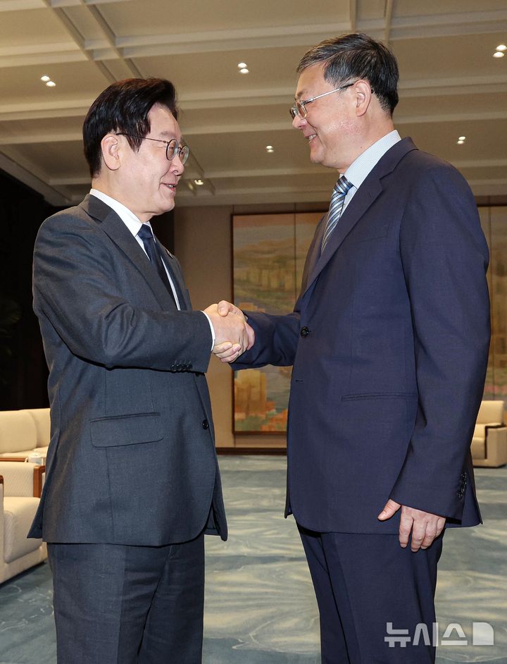 [상하이=뉴시스] 최동준 기자 = 중국을 국빈 방문 중인 이재명 대통령이 6일(현지 시간) 상하이 세계회객청에서 천지닝 상하이시 당 서기와 인사하고 있다. 2026.01.06. photocdj@newsis.com