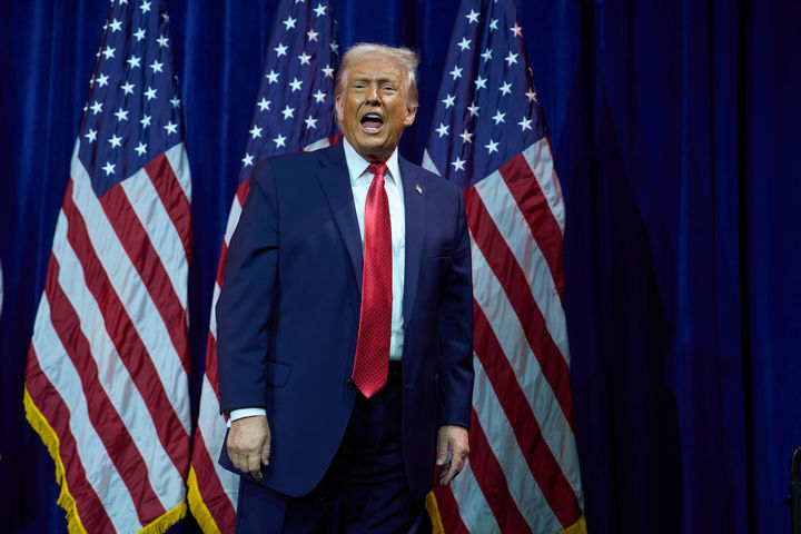 [워싱턴=AP/뉴시스]도널드 트럼프 미국 대통령이 6일(현지 시간) 미국 워싱턴DC의 트럼프 케네디 센터에서 하원 공화당 의원들을 대상으로 연설하고 있다. 2026.01.07.