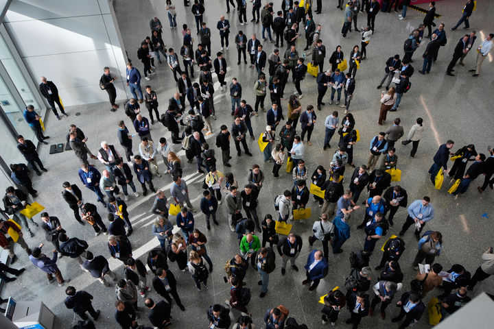 [라스베이거스=AP/뉴시스] 6일(현지 시간) 미 네바다주 라스베이거스 LVCC 센트럴홀 앞에서 방문객들이 세계 최대 가전·정보기술(IT) 박람회 'CES2026' 개막을 기다리고 있다. 2026.01.07.