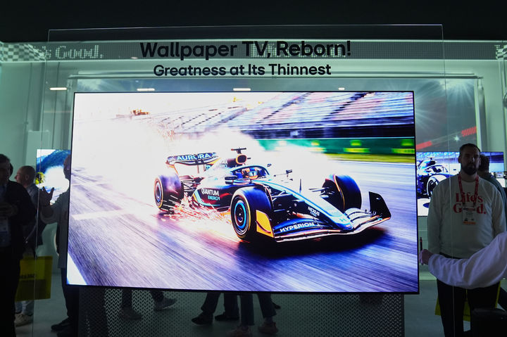 [라스베이거스=AP/뉴시스] 6일(현지 시간) 미 네바다주 라스베이거스에서 열린 세계 최대 가전·정보기술(IT) 박람회 CES2026 방문객들이 LG전자의 9㎜ 월페이퍼 TV 앞을 지나가고 있다. 2026.01.07.