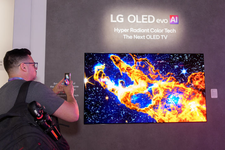 [라스베이거스=AP/뉴시스] 6일(현지 시간) 미 네바다주 라스베이거스에서 개막한 세계 최대 가전·정보기술(IT) 박람회 'CES2026' LG 전자 전시관에서 한 관람객이 신형 플래그십 LG 올레드 에보 G6를 촬영하고 있다. 에보 G6는 사용자 취향에 맞춰 큐레이션 된 예술 작품과 이미지를 보여주는 웹 OS 기반 서비스 ‘LG 갤러리+’를 탑재했다. 2026.01.07.