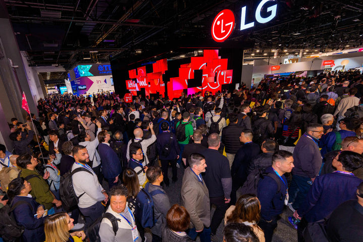 [라스베이거스=AP/뉴시스] 6일(현지 시간) 미 네바다주 라스베이거스에서 개막한 세계 최대 가전·정보기술(IT) 박람회 'CES2026' LG 전자 전시관에 관람객들이 몰려들고 있다. 2026.01.07.