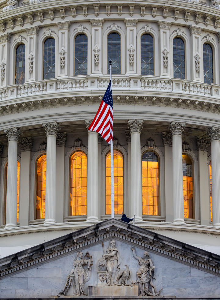 [워싱턴=AP/뉴시스] 6일(현지 시간) 미국 워싱턴DC 국회의사당에 고(故) 더그 라말파 공화당 연방 하원의원(캘리포니아)을 추모하는 조기가 게양돼 있다. 2026.01.07.