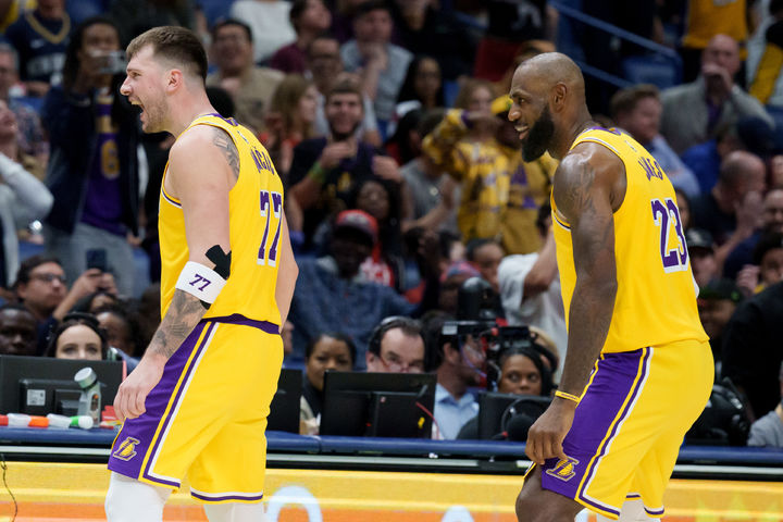 [뉴올리언스=AP/뉴시스] 미국프로농구(NBA) 로스앤젤레스(LA) 레이커스의 루카 돈치치(왼쪽), 르브론 제임스. 2026.01.06.