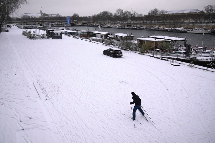 [파리=AP/뉴시스] 눈이 내린 7일(현지 시간) 프랑스 파리 센 강 인근에서 한 남성이 스키를 타고 있다. 2026.01.08.