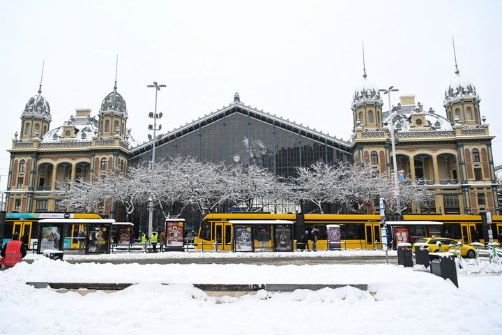 [부다페스트=AP/뉴시스] 7일(현지 시간) 헝가리 부다페스트 서부 뉴가티 기차역 인근에 눈이 쌓여있다. 2026.01.08.