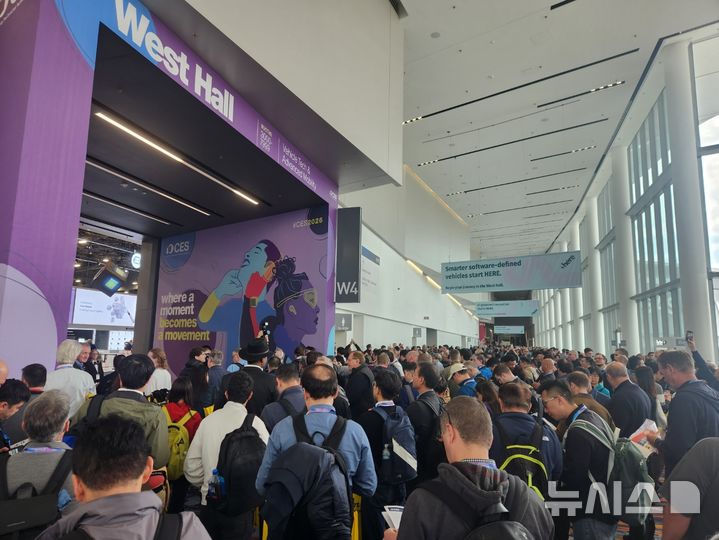 [라스베이거스=뉴시스]이창훈 기자 = 6일(현지시간) CES 2026이 개막한 미국 라스베이거스 컨센션센터(LVCC) 웨스트홀에 입장하기 위해 사람들이 대기하고 있다. 웨스트홀에는 현대차, 두산 등이 전시관을 마련했다. 2026.01.07. hun88@newsis.com