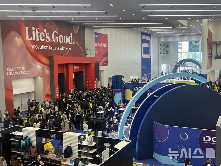 [라스베이거스=뉴시스]이현주 기자 = 6일(현지시간) CES 2026이 개막한 미국 라스베이거스 컨벤션센터(LVCC) 센트럴홀에 마련된 LG전자 전시관에 들어가기 위해 사람들이 몰려 있다. lovelypsyche@newsis.com