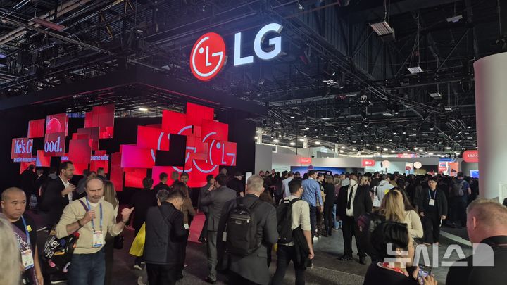 [라스베이거스=뉴시스]이현주 기자 = 6일(현지시간) CES 2026이 개막한 미국 라스베이거스 컨벤션센터(LVCC) 센트럴홀에 마련된 LG전자 전시관에 사람들이 몰려 있다. lovelypsyche@newsis.com