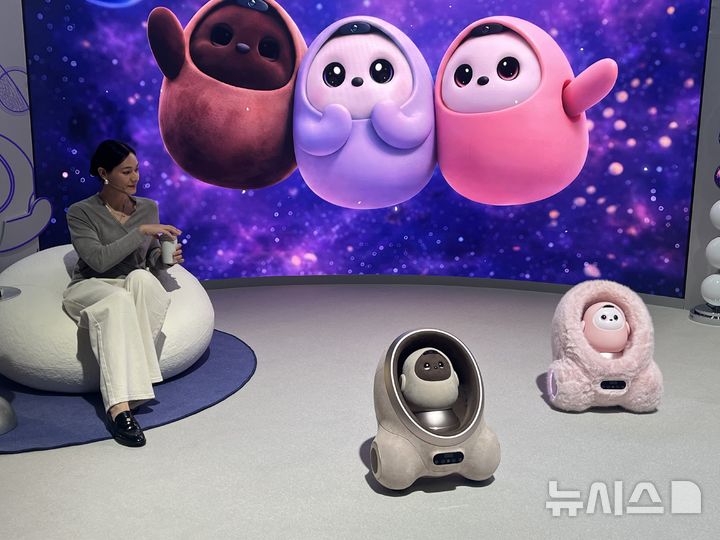 [라스베이거스=뉴시스]이현주 기자 = 6일(현지시간) CES 2026이 개막한 미국 라스베이거스 컨벤션센터 센트럴홀에 마련된 TCL 전시관. AI 동반자 로봇 '에이미'가 시연되고 있다. lovelypsyche@newsis.com