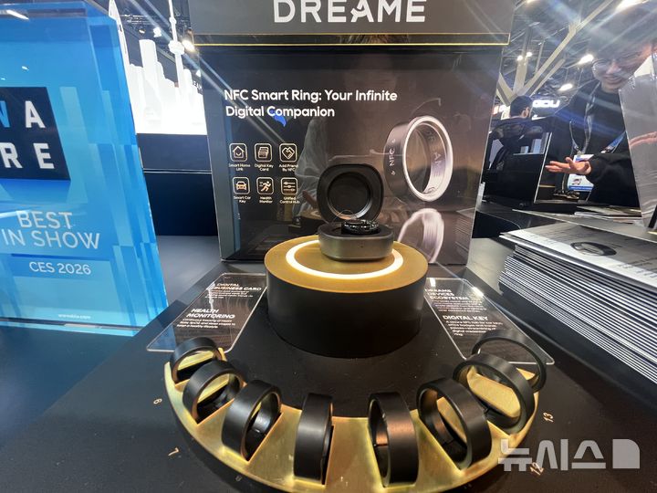 [라스베이거스=뉴시스]이현주 기자 = 6일(현지시간) CES 2026이 개막한 미국 라스베이거스 컨벤션센터 센트럴홀에 마련된 드리미 전시관. 삼성전자 갤럭시 링을 연상케 하는 웨어러블 기기가 전시돼 있다. lovelypsyche@newsis.com