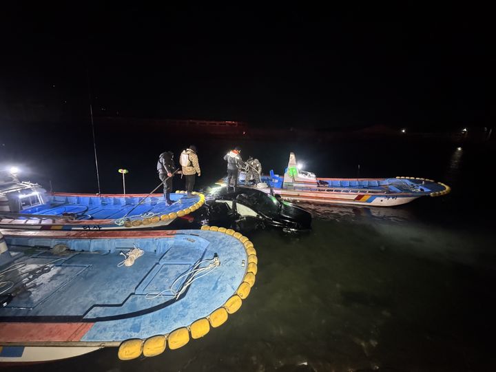 [광양=뉴시스] 7일 오전 12시21분께 광양시 중동 광양항 해양공원 인근에서 40대 A씨가 몰던 승용차가 콘크리트 구조물을 들이받고 바다로 추락해 소방 당국이 구조작업에 나서고 있다. (사진=광양소방서 제공) photo@newsis.com *재판매 및 DB 금지