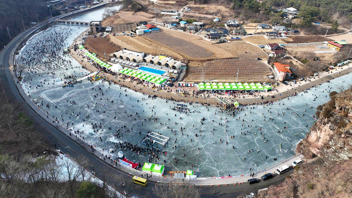 [안동=뉴시스] '2025 안동암산얼음축제' 장면 (사진=안동시 제공) 2026.01.07 photo@newsis.com *재판매 및 DB 금지