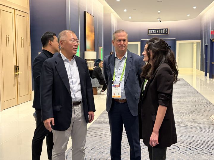 [라스베이거스=뉴시스] 정의선 현대차그룹 회장이 6일(현지시간) CES 2026 현장에서 젠슨 황 엔비디아 최고경영자의 딸 메디슨 황과 만난 모습. (사진=독자 제공) 2026.01.06 photo@newsis.com *재판매 및 DB 금지 *재판매 및 DB 금지