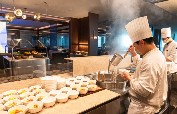 [서울=뉴시스] 대한항공이 아시아나항공의 인천국제공항 제2여객터미널(T2) 이전을 앞두고 고객들의 라운지 이용 편의성을 높이기 위해 IT 및 빅데이터를 활용한 서비스 제고에 나선다. 사진은 인천국제공항 제2여객터미널 대한항공 프레스티지 동편(우측) 라운지의 모습.(사진=대한항공 제공). 2025.01.07. photo@newsis.com *재판매 및 DB 금지