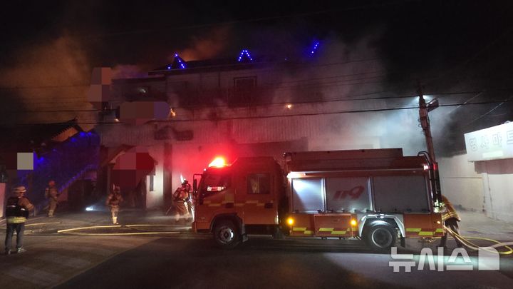 [경주=뉴시스] 경주시 서부동 2층 상가 화재 현장. (사진=경북소방본부 제공) 2026.1.7. photo@newsis.com