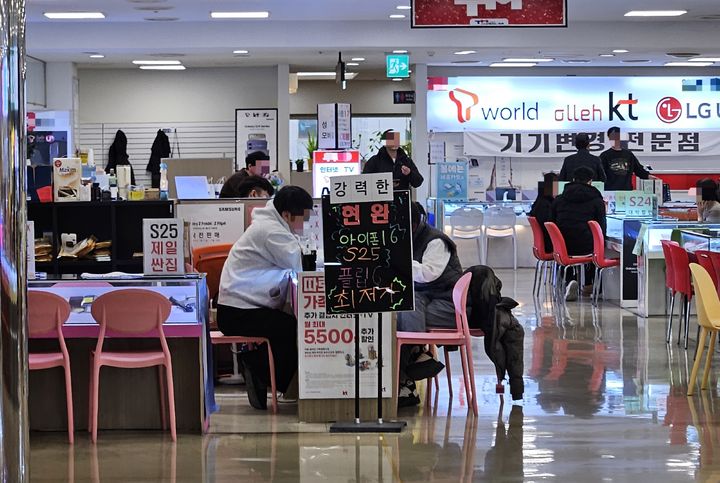 [서울=뉴시스] 박은비 기자 = 지난 6일 오후 서울 구로구 신도림 테크노마트 9층 이동통신 판매 상가 모습. KT가 위약금을 면제한 기간 동안 이곳을 찾는 고객들이 평상시보다 눈에 띄게 늘어난 것으로 나타났다. 2026.01.06. silverline@newsis.com *재판매 및 DB 금지