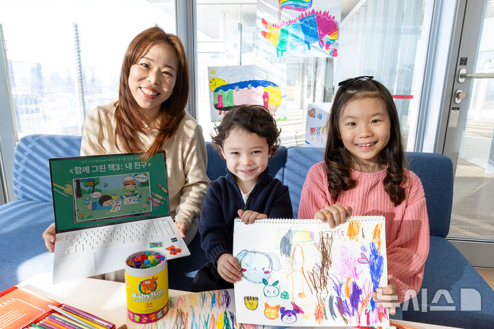 [서울=뉴시스]KT가 영유아동 전용 IPTV 서비스인 지니 TV 키즈랜드에서 '함께 그린 책 3' 어린이 작가 공모전을 진행하고, 이와 연계해 국내 최대 심리상담센터 '허그맘 허그인'과 함께하는 부모 교육 워크숍을 개최한다고 7일 밝혔다. 사진은 어린이 모델이 지니 TV 키즈랜드 '함께 그린 책 3' 어린이 작가 공모전과 부모 교육 워크숍을 소개하는 모습. (사진=KT 제공)