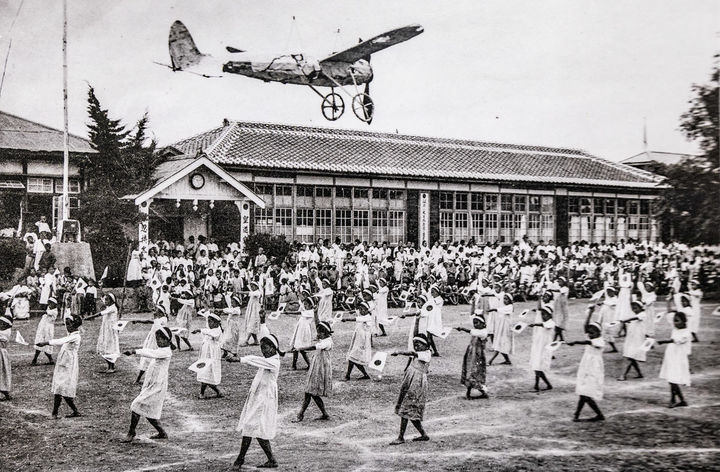 [세종=뉴시스] '연기학교, 세종학교'에 전시되는 옛 체육대회 사진. (사진=세종시 제공) 2026.01.07. photo@newsis.com. *재판매 및 DB 금지