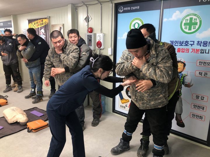 [서울=뉴시스] ㈜한화 건설부문은 지난 6일 서울아레나 복합문화시설현장에서 외국인 근로자를 대상으로 상황별 응급처치 및 심폐소생술(CPR) 교육을 실시했다. (사진=한화 제공) 2026.01.07. photo@newsis.com *재판매 및 DB 금지