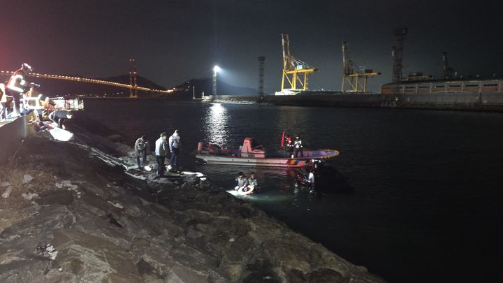 [여수=뉴시스] 여수해양경찰서가 7일 오전 광양항 해양공원서 바다로 추락한 승용차를 구조하고 있다. (사진=여수해경 제공) 2026.01.07. photo@newsis.com *재판매 및 DB 금지