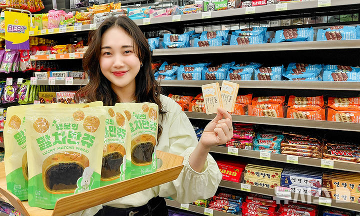 [서울=뉴시스] BGF리테일이 운영하는 편의점 CU는 병오년(丙午年·붉은 말의 해)을 맞아 노티드(Knotted)와 디저트 3종을 출시한다고 7일 밝혔다. 행운과 건강을 콘셉트로 만든 제품은 ▲노티드 행운의 말차 만쥬(3300원) ▲노티드 브라우니 케이크바(2200원) ▲노티드 아몬드 케이크바(2200원) 등 3종으로 구성된다. 사진은 노티드 디저트 3종 이미지. (사진=BGF리테일 제공) 2026.01.07. photo@newsis.com